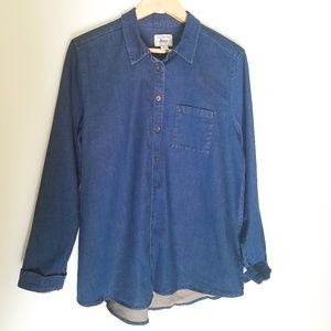🌻2/$24 NWOT G.H. Bass Denim Button Down Shirt